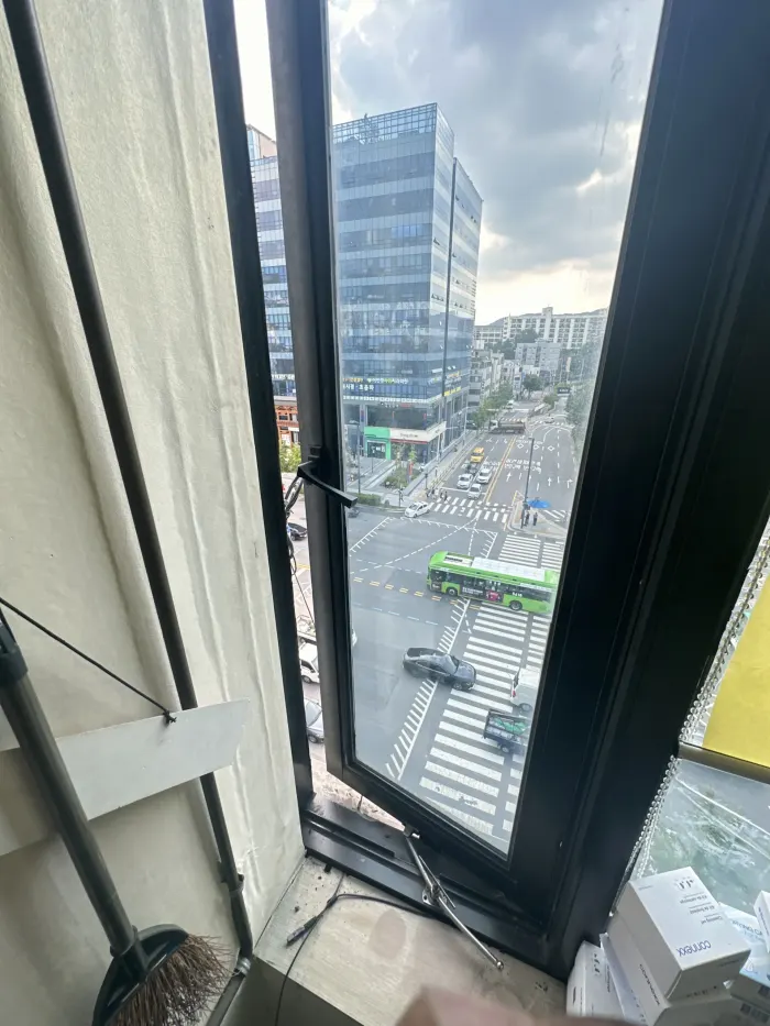 창틀 변형 캐시먼트창문 수평 조정