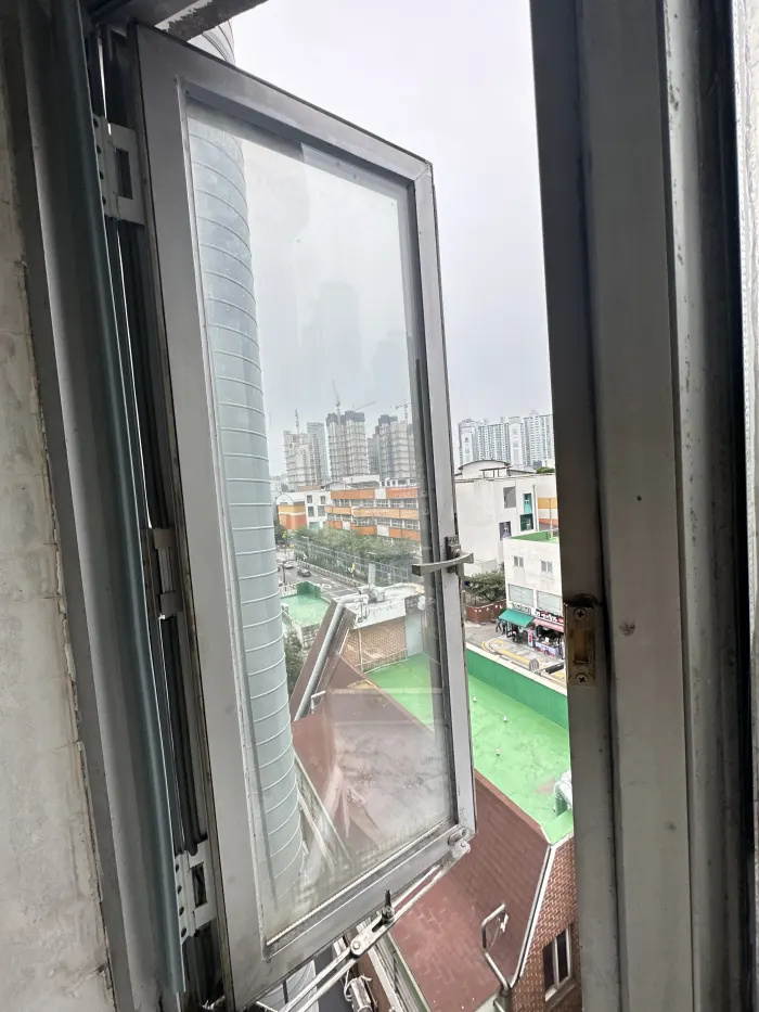 캐시먼트창문 개폐 구조 정밀 조정