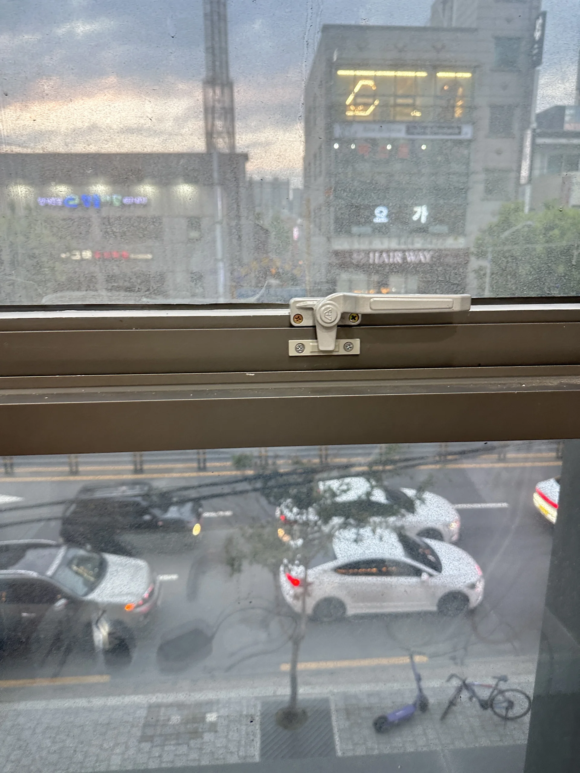 야간 도심 상가 간판이 보이는 창문과 손잡이