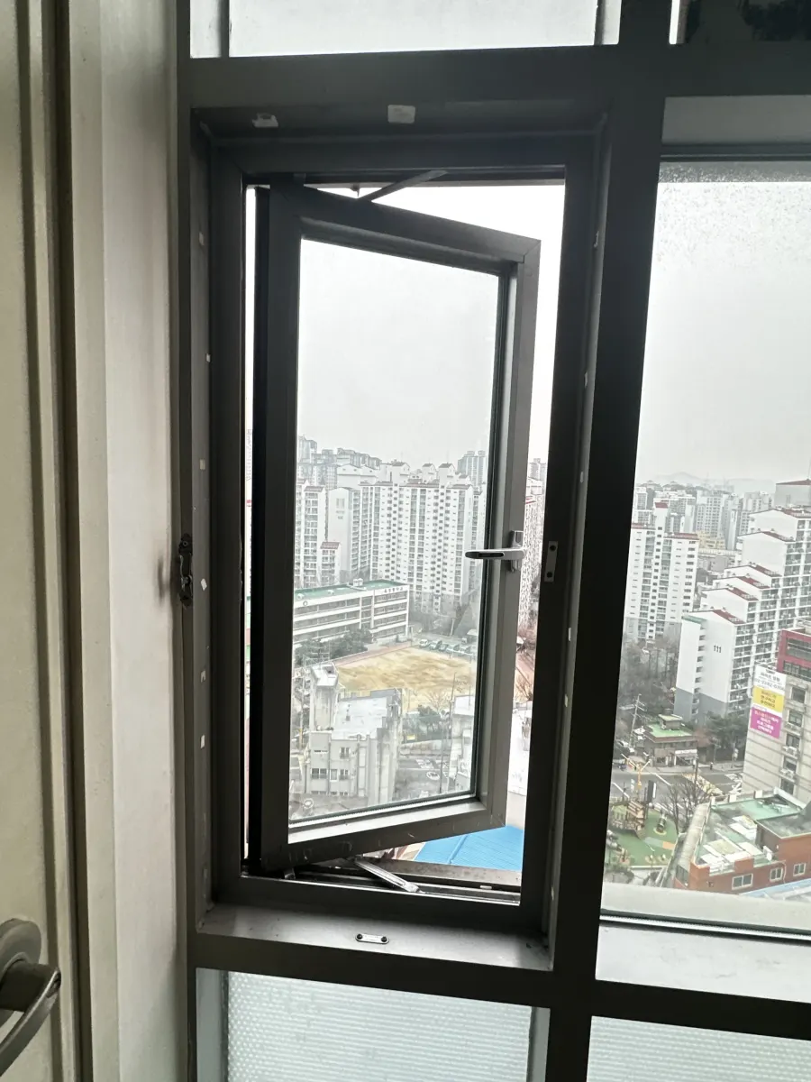 캐시먼트창문 밀폐 보강 후 닫힌 상태