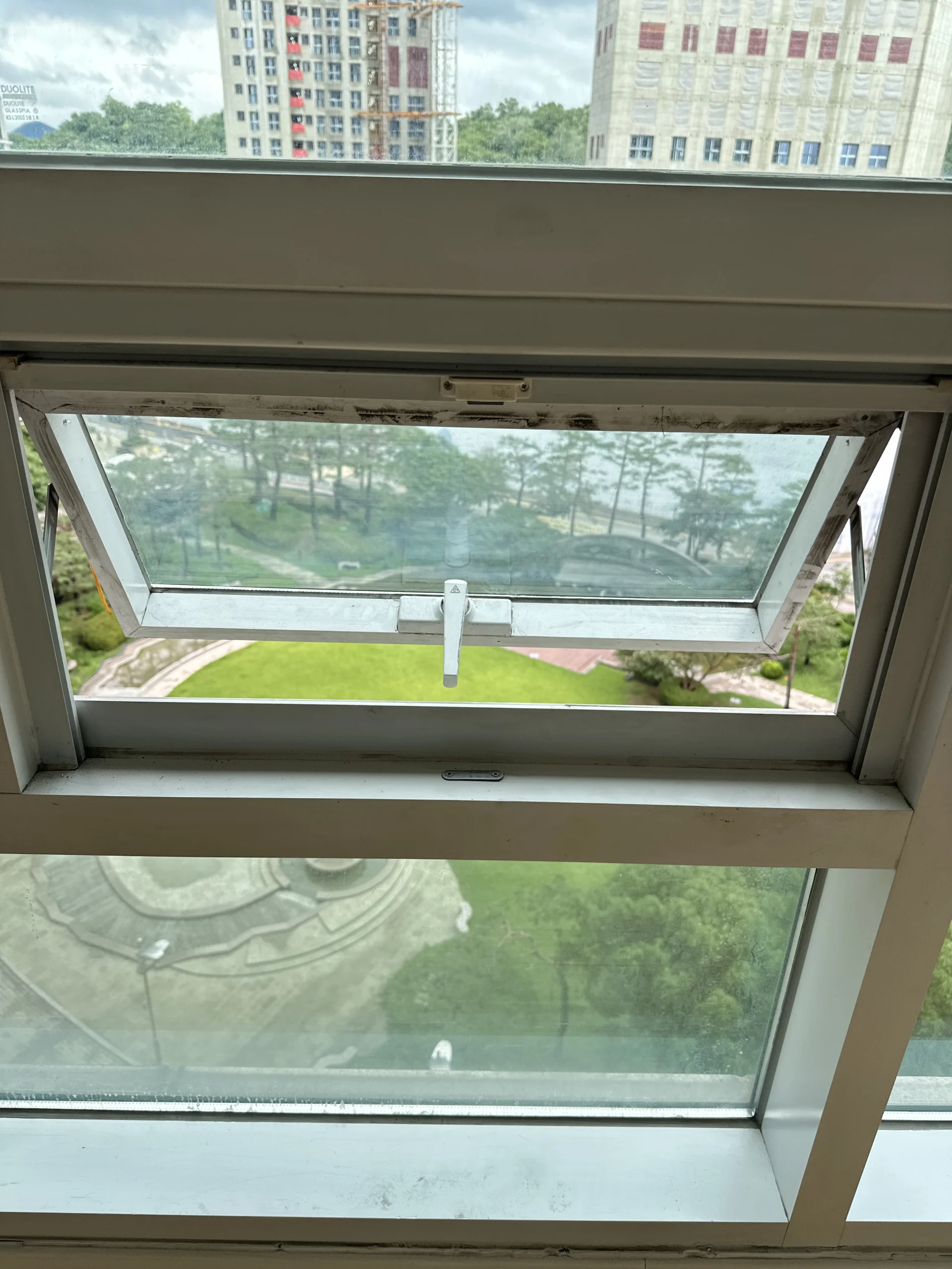 고층에서 완전히 개방된 프로젝트창 너머로 보이는 공원 전경